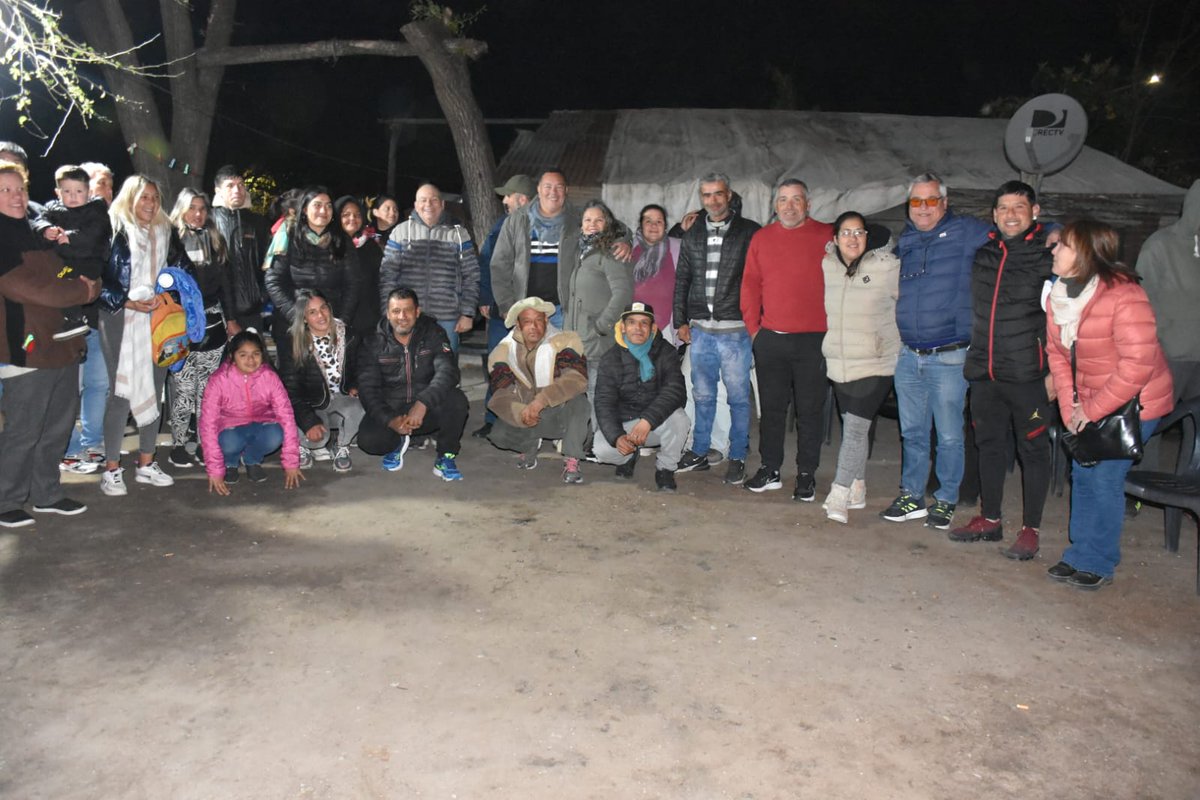 PROGualeguaychu's tweet photo. Reunión del concejal Pablo Echandi con vecinos de calle misiones y Cervantes, para conocer sus problemáticas del barrio. https://t.co/Pc9BxgTXx8