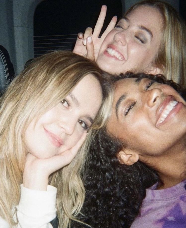 queenfandom32's tweet photo. look at all their smiles 🥹 c🅰️n not wait to see these beautiful women back together soon!!

@BaileeMadison @ChandlerLKinney @malbechtel43 #PLLOriginalSin2 #PLLOriginalSin #imogenadams #tabbyhaworthe #kellybeasley #baileemadison #chandlerkinney  @hbomax give us 100 episodes :D https://t.co/oTnvGCHcDk