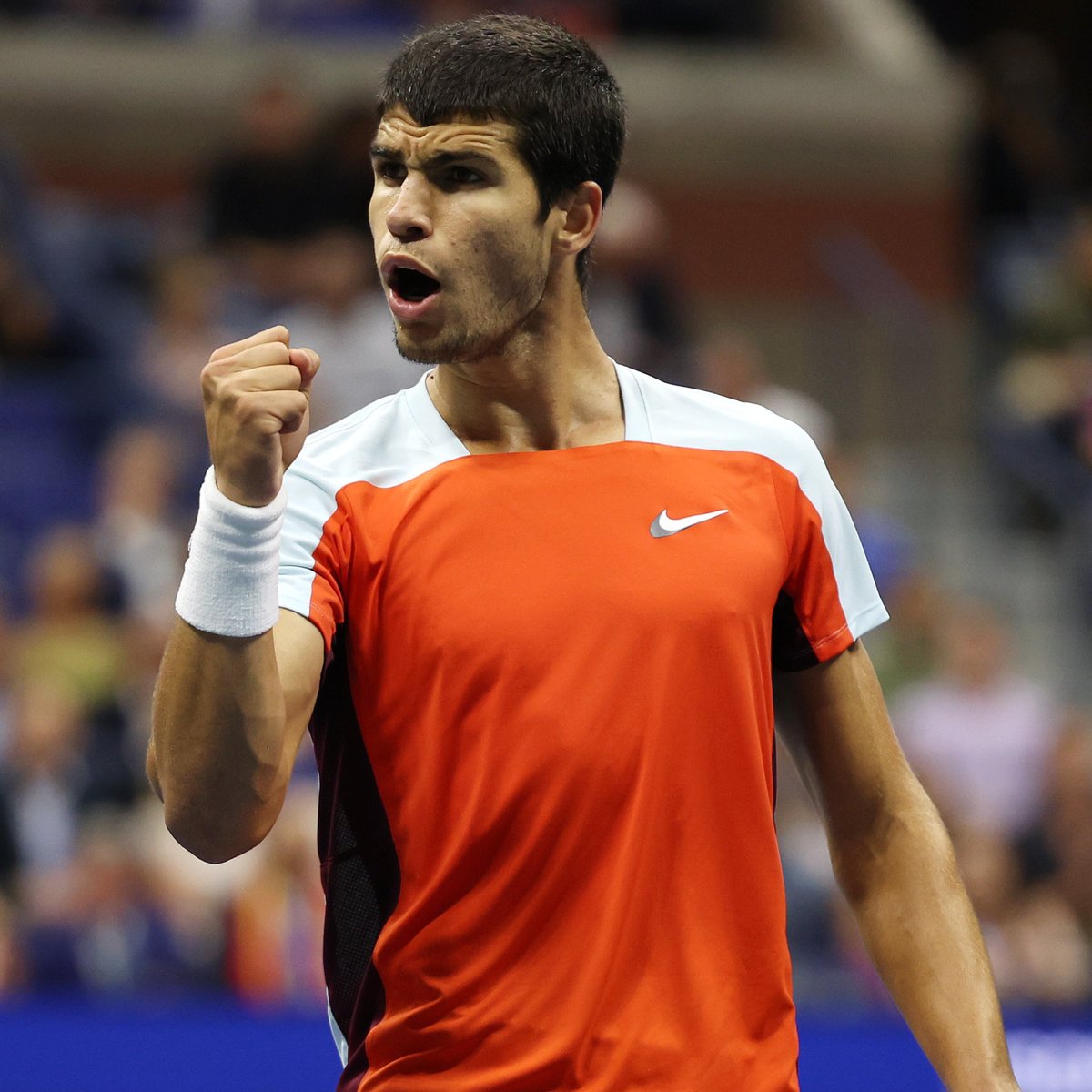 InvictosSomos's tweet photo. Se llama Carlos Alcaraz, tiene 19 años de edad, es español, hoy ganó el primer Grand Slam de su carrera y se acaba de convertir en el Nº1 MÁS JOVEN de toda la historia. Es un elegido. Es un talento de otro nivel. Es EL HEREDERO AL TRONO. 

📷 @usopen https://t.co/Vem4ZhQ55C