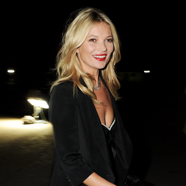 LuxCommentator's tweet photo. Kate Moss’ status as a fashion icon is inarguable. She has been seen on every major runway for over 30 years, and has been an international muse over the years. Whilst she is famed for this catwalk style, Kate Moss’s personal wardrobe is just as legendary. https://t.co/GfVb3jB3mb