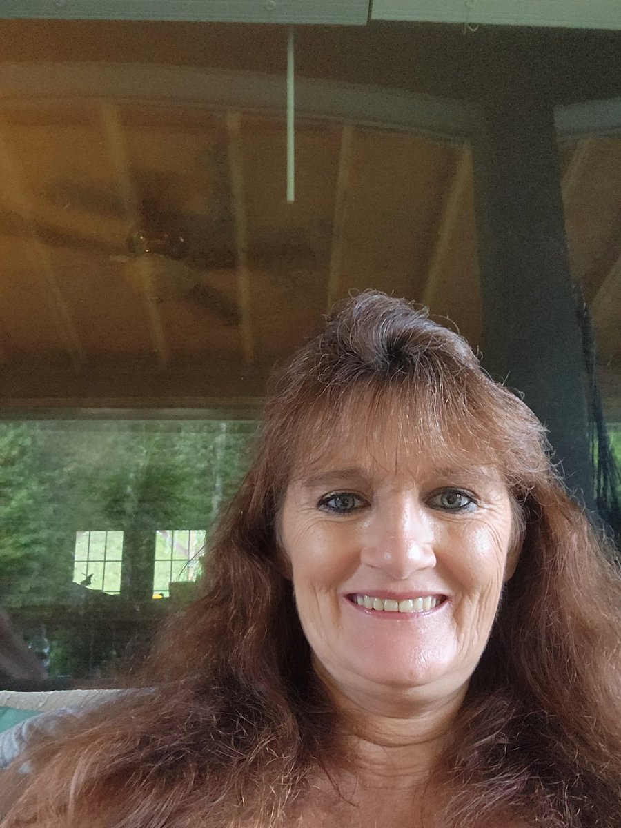 ReitzelShelly's tweet photo. Just relaxing on the front porch with a glass of wine 🍷 https://t.co/usZzGgAyo9