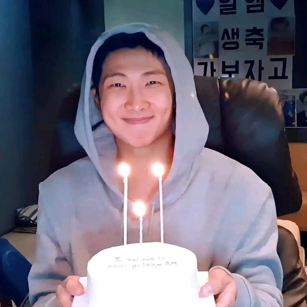 Lecturazul's tweet photo. En celebración de su cumpleaños, te traemos 10 libros que Namjoon de @BTS_twt ha leído.

Puedes leer el post acá: https://t.co/n91KACAfQW

#HappyBirthdayNamjoon #BTS #NamjoonDay https://t.co/rclY8IJOkR