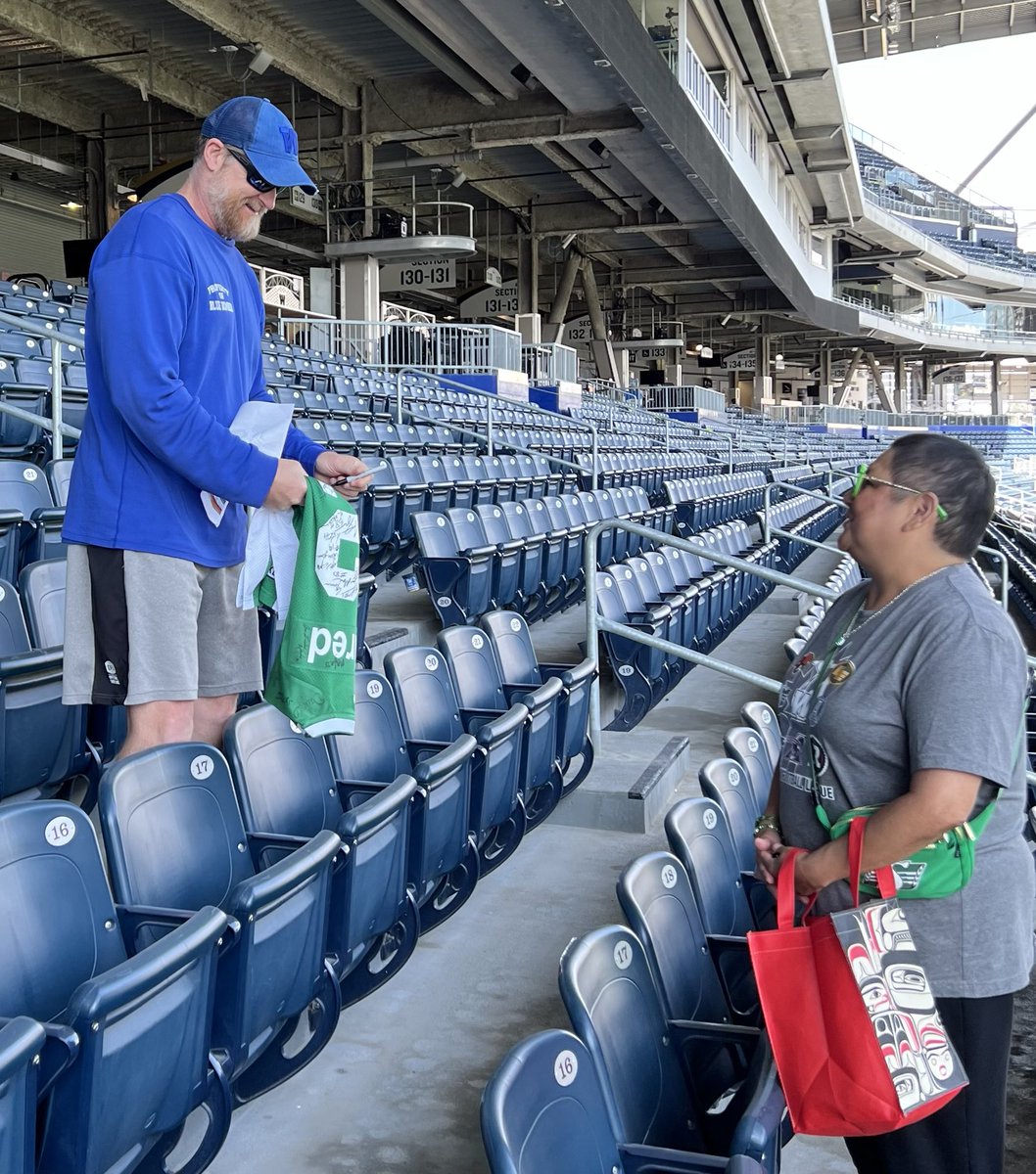 RiderCharm's tweet photo. Thanks to Coach Osh for signing my #iRetired jersey. 💚💙. This is what the CFL is all about!!! https://t.co/O7hKe4EDwE