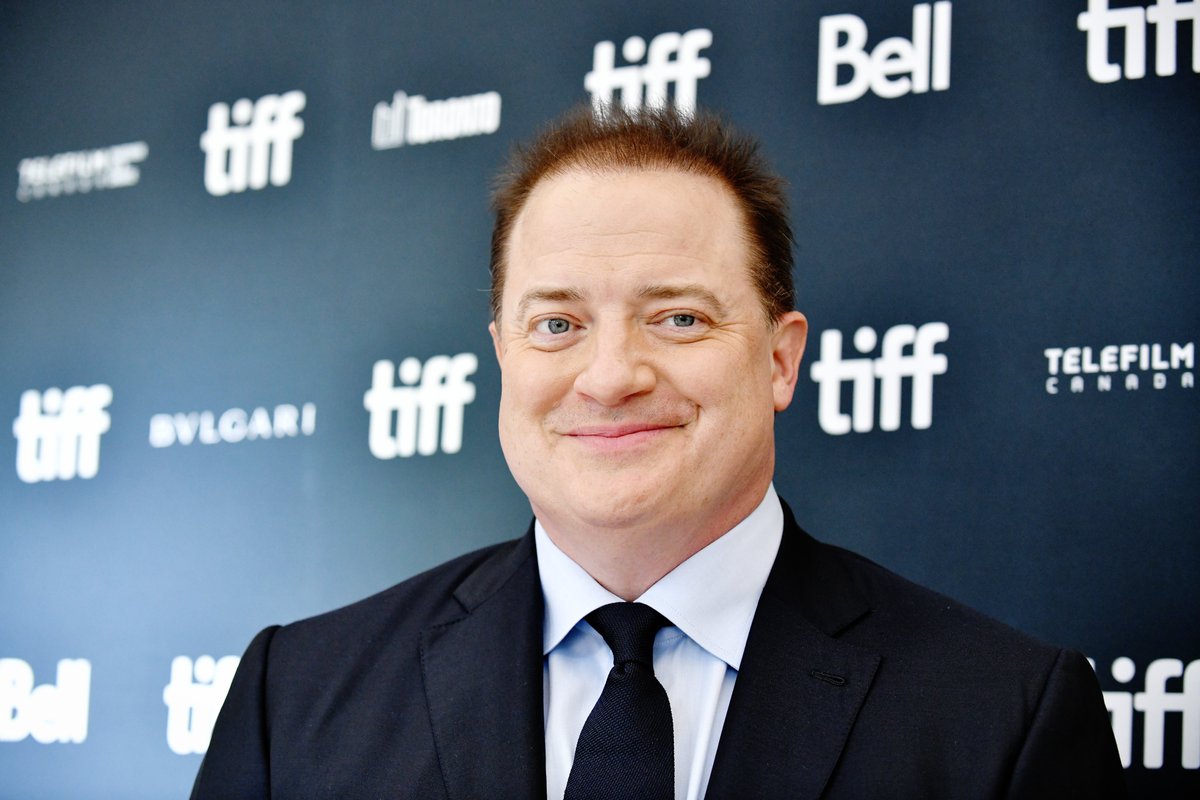 Brendan Fraser cracks a smile at the premiere of #TheWhale at TIFF. tinyurl.com/2p8ptzdn