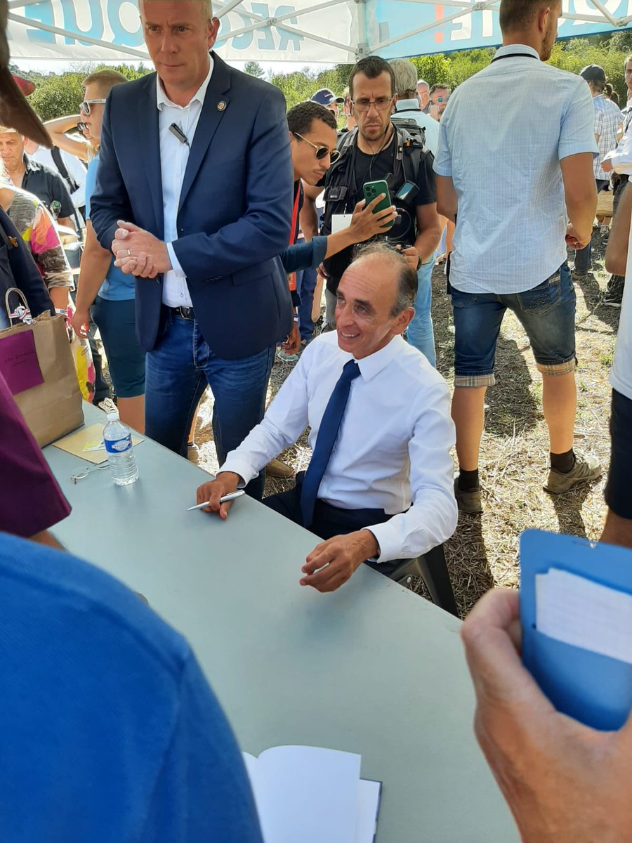 Lors de son meeting de rentrée aux UDT de R! <a href="/ZemmourEric/">Eric Zemmour</a> propose d'utiliser le néologisme "FRANCOCIDE" à la place de "FAIT DIVERS", pour qualifier les agressions de français par des étrangers qui les tabassent, les violent ou les tuent. Pour politiser le sujet. RT au max 🇫🇷🌿