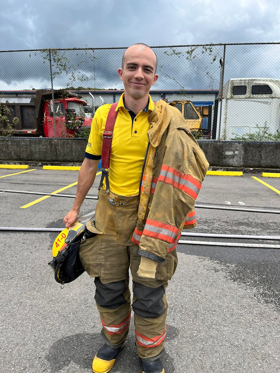 Este apoyo incondicional lo valen todo 👨‍👩‍👦💛
Mucha felicidad en un día 👨🏻‍🚒