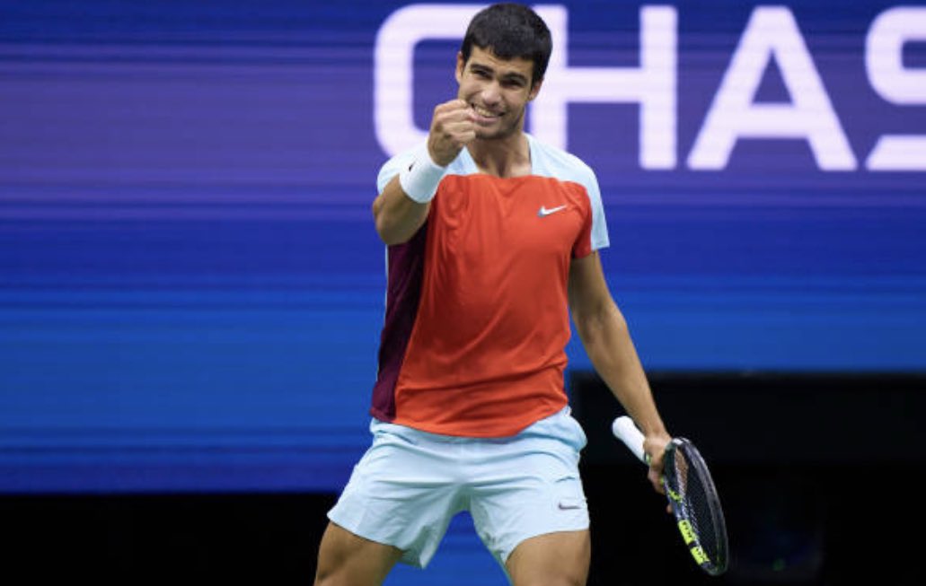ES UN NIÑO
ES DE MURCIA
ES LA ARTHUR ASHE
ES CAMPEÓN DE GRAND SLAM
ES EL N°1 MÁS JOVEN DE LA HISTORIA

ES CARLITOS ALCARAZ
Y YA ES HISTORIA DE ESTE DEPORTE