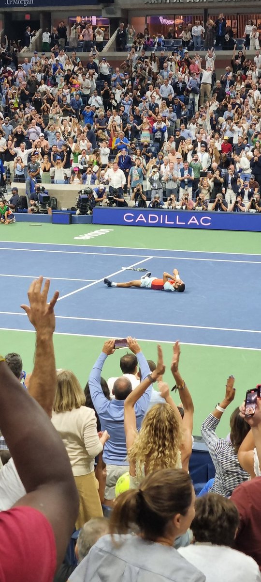 dannymiche's tweet photo. Carlos Alcaraz gana el #USOpen y hace historia, convirtiéndose en el tenista más joven en llegar al N°1. Le ganó a Casper Ruud 64 26 76 63 en 3h20' de partido.

El legado del tenis estará en muy buenas manos, no hay dudas. https://t.co/EOa9oWRRe5