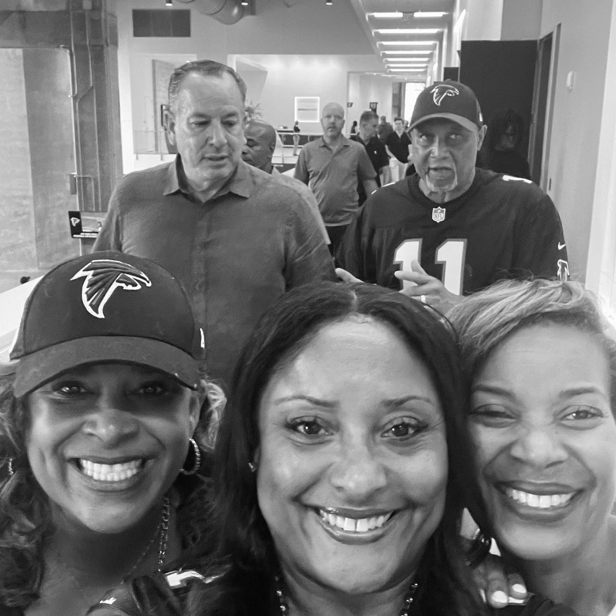 MarciOverstreet's tweet photo. It was sooooooooo GOOD ……
until it wasn’t ♥️🖤
#FalconsFan 🏈
@andreforatlanta @KeishaBottoms @jermainedupri @AtlantaFalcons @MBStadium https://t.co/goXXKavvQ9