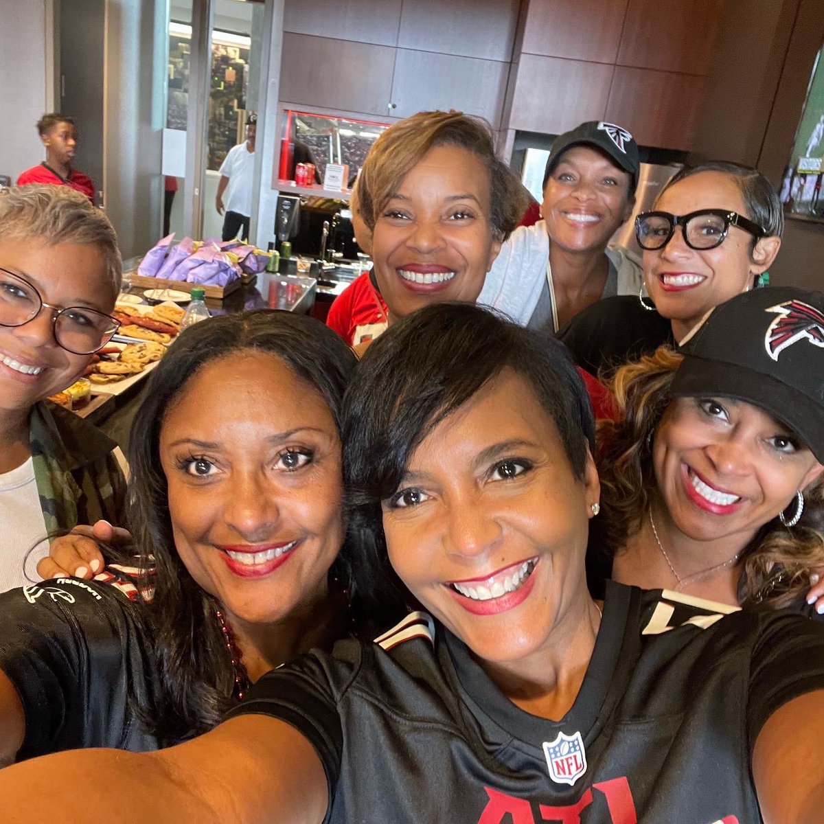 MarciOverstreet's tweet photo. It was sooooooooo GOOD ……
until it wasn’t ♥️🖤
#FalconsFan 🏈
@andreforatlanta @KeishaBottoms @jermainedupri @AtlantaFalcons @MBStadium https://t.co/goXXKavvQ9