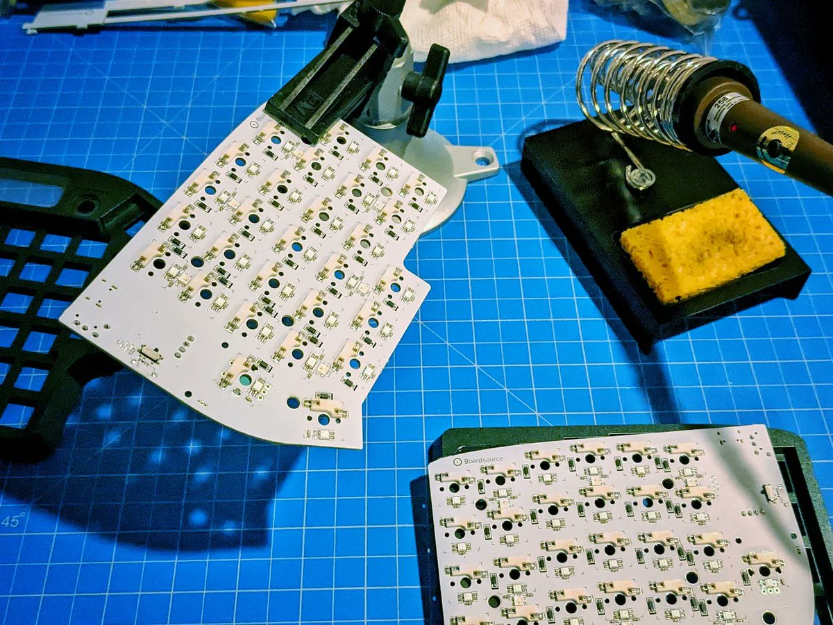 3ricG's tweet photo. I didn't need another keyboard, but just built my boardsource lulu keyboard!
Durock Sunflower switches and Matt3o MT3 3277 keycaps.
https://t.co/2oH5YvyTj3
#lulu #boardsource #keyboard #ergonomic #splitkeyboard #tactile #durock #durocksunflower #matt3o https://t.co/OIBRcT1UTE