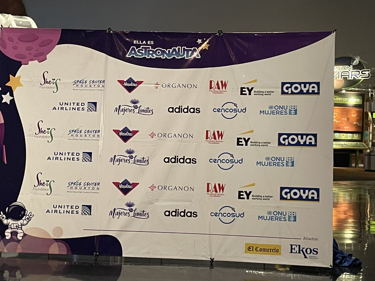 DianaRaquel72's tweet photo. Tuvimos el gusto de acompañar a la primera tripulación de niñas ecuatorianas a su graduación en el Space Center en Houston. Felicitaciones a todas!!! #SheisFoundation #unitedenecuador https://t.co/MiprXBVKWG