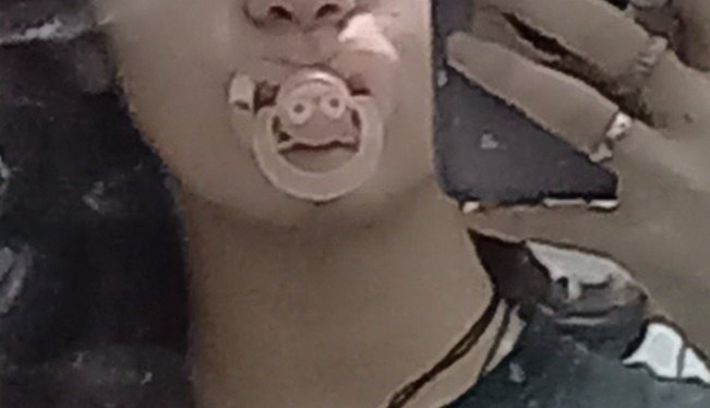 Domi comprou a chupeta com tamanho errado :((