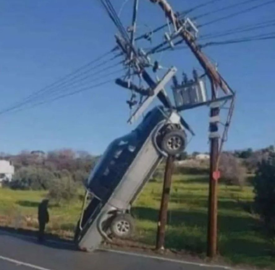 _onerolita's tweet photo. Me iba a comprar un auto eléctrico pero si hay que hacer tanto quilombo para cargarlo mejor sigo andando en bici https://t.co/yPCaTdBT4a