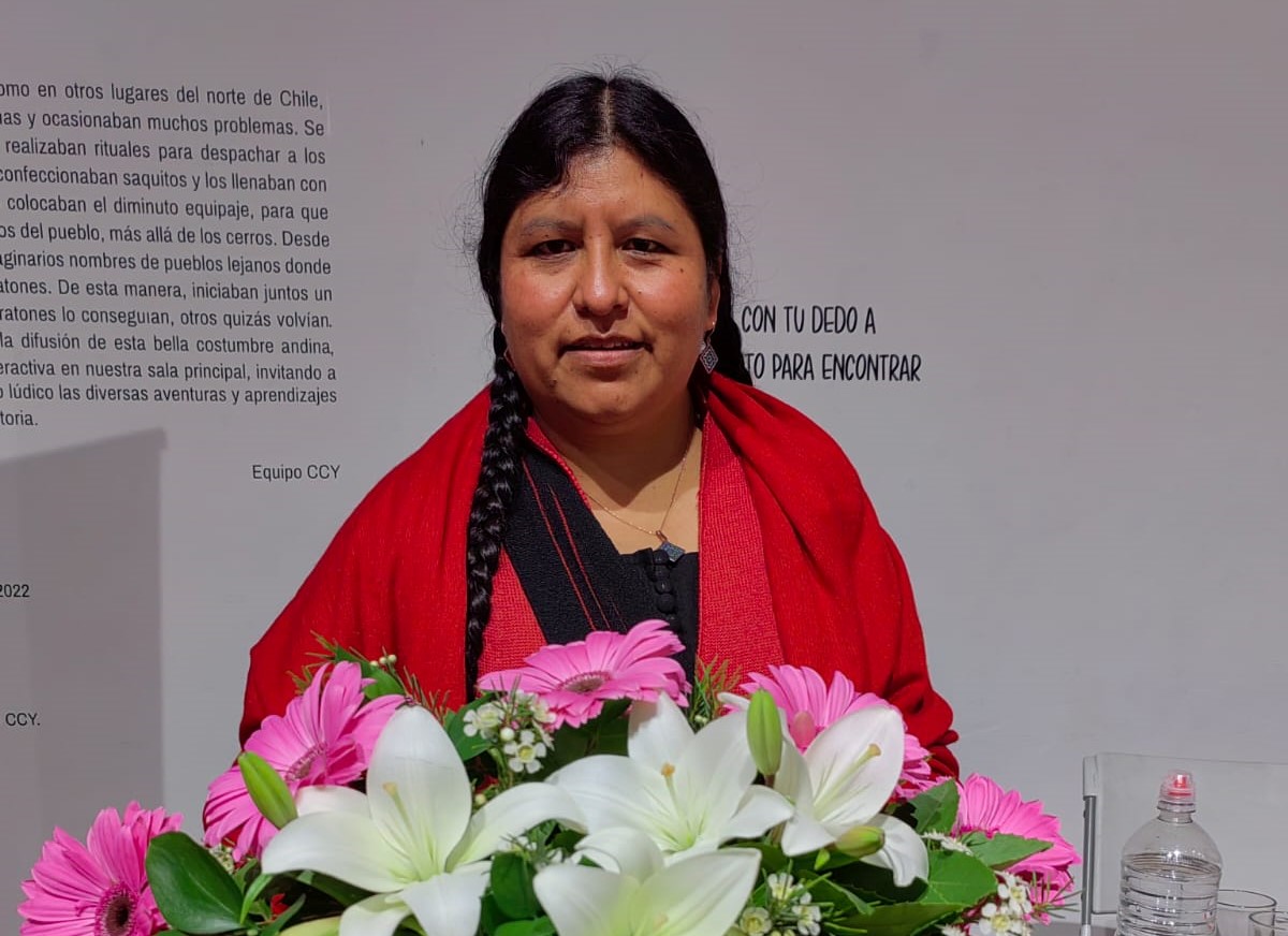 RadioAyni's tweet photo. 🎧[#RADIOAYNI 264] #ElviraEspejo y la resistencia de mujeres originarias en preservar las culturas ♀️ | compartimos 📔 : “Nuestras Identidades a través de 📸: ¿Qué significa pertenecer a #PueblosOriginarios en el Chile de Hoy?  @ProyectIndigena 

👉🏾 https://t.co/0fxJ4hRfaN https://t.co/r7CBlDB1Gj