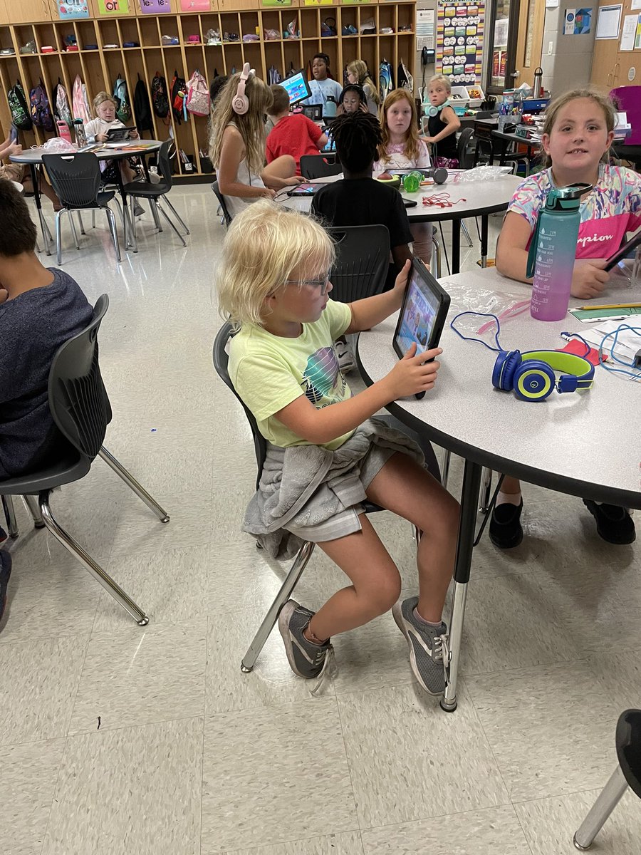 MrsKinkeadsKids's tweet photo. Learning to send links to students through apple classroom! #cremediabingo #CREateLeaders #CPSbest #ScholarsFirst https://t.co/kKqfjpsSAF
