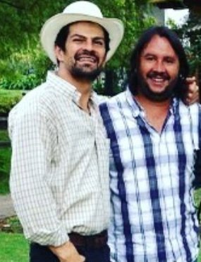 Acá hace tiempos con el compadre Juan Reyes, ex vecino renegado de uno. Desde que se hizo millonario ya no saluda como antes pero al menos la plata le sirvió para las operaciones estéticas y el gimnasio.