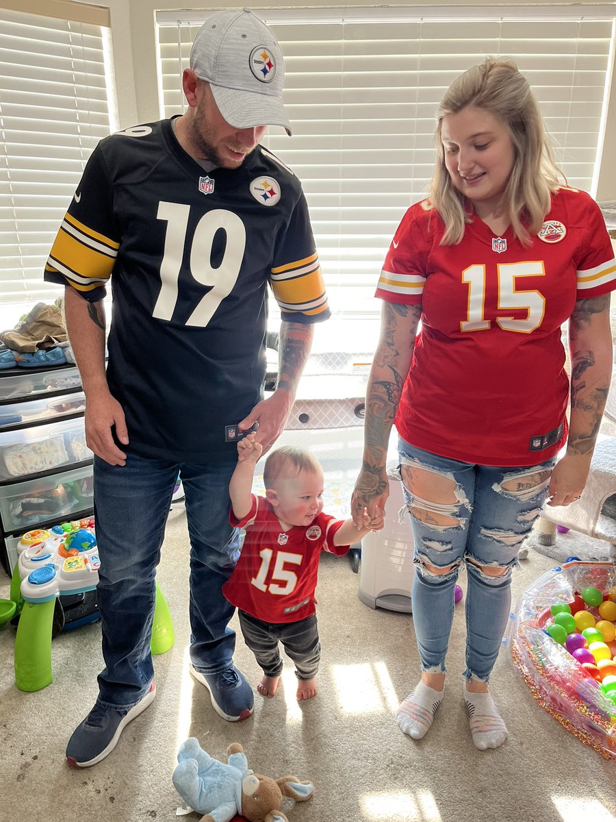 JasonCamp121's tweet photo. @PatrickMahomes when you are out numbered in your own home. https://t.co/eJyLkP6OUZ