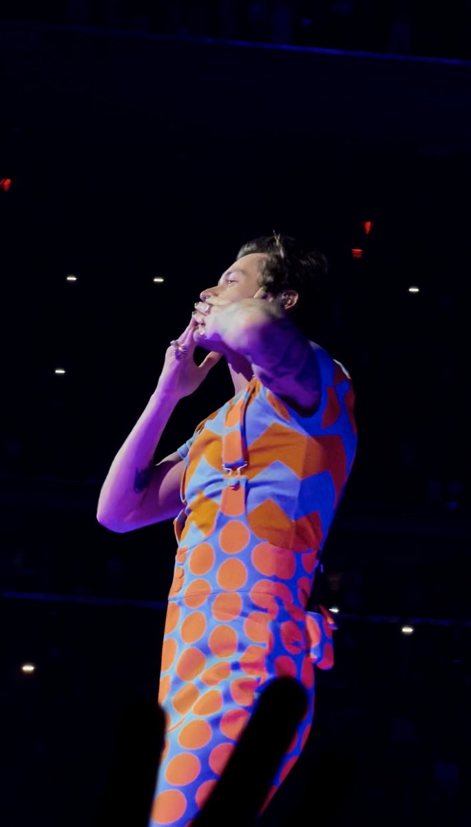 vanxpierleoni's tweet photo. pictures of @Harry_Styles you’ve never seen before because i took them pt.1 #hslot #MSGisHarrysHouse #msgnight12 https://t.co/ADK4EP7W8E
