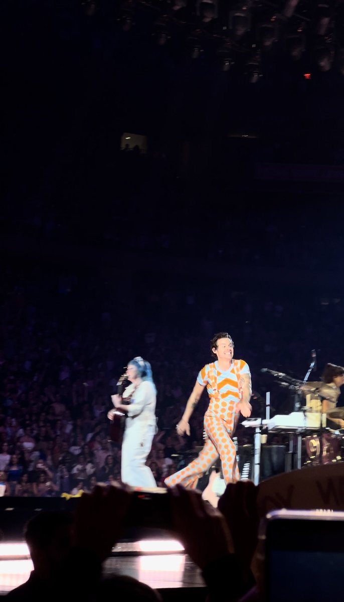 vanxpierleoni's tweet photo. pictures of @Harry_Styles you’ve never seen before because i took them pt.1 #hslot #MSGisHarrysHouse #msgnight12 https://t.co/ADK4EP7W8E