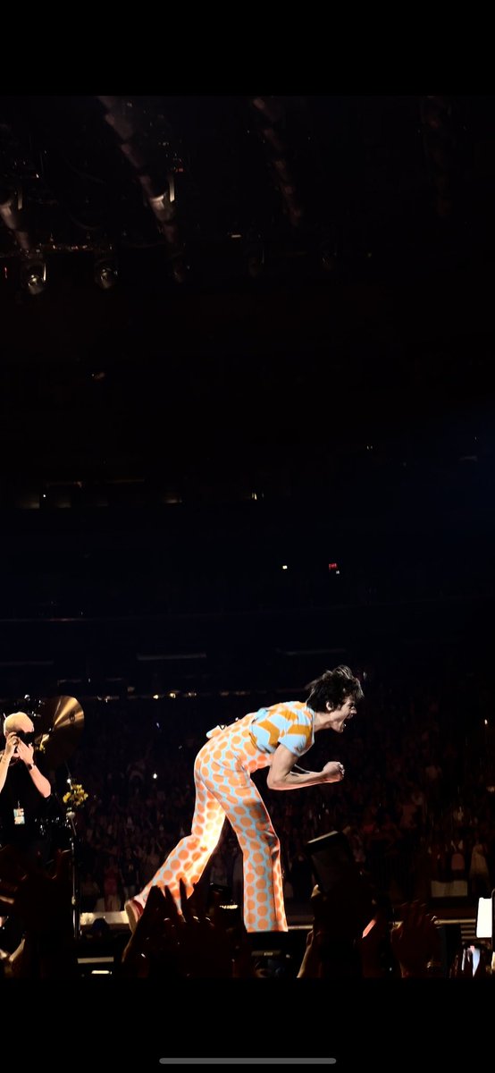 vanxpierleoni's tweet photo. pictures of @Harry_Styles you’ve never seen before because i took them pt.2 #hslot #MSGisHarrysHouse #msgnight12 https://t.co/BUvMu4oLJ3