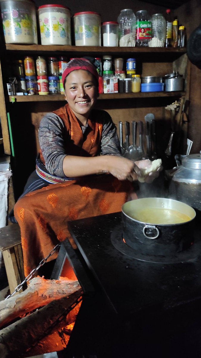MujeresNomadas's tweet photo. … Y esta gran aventurera cumple otro añito más en ruta… ¡Feliz Vuelta al Sol 🌞 alma nómada! Sigue cumpliendo todos tus sueños con tanta valentía❣️❣️
¿Adivináis en qué país asiático está?🇳🇵🇳🇵🇳🇵🇳🇵😍 https://t.co/MUI54aQQ9K