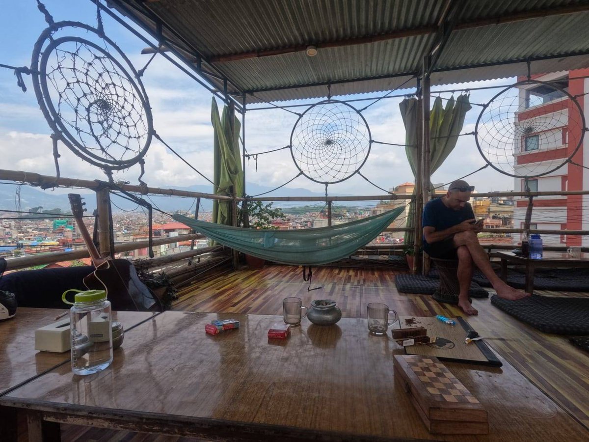 … Y esta gran aventurera cumple otro añito más en ruta… ¡Feliz Vuelta al Sol 🌞 alma nómada! Sigue cumpliendo todos tus sueños con tanta valentía❣️❣️
¿Adivináis en qué país asiático está?🇳🇵🇳🇵🇳🇵🇳🇵😍