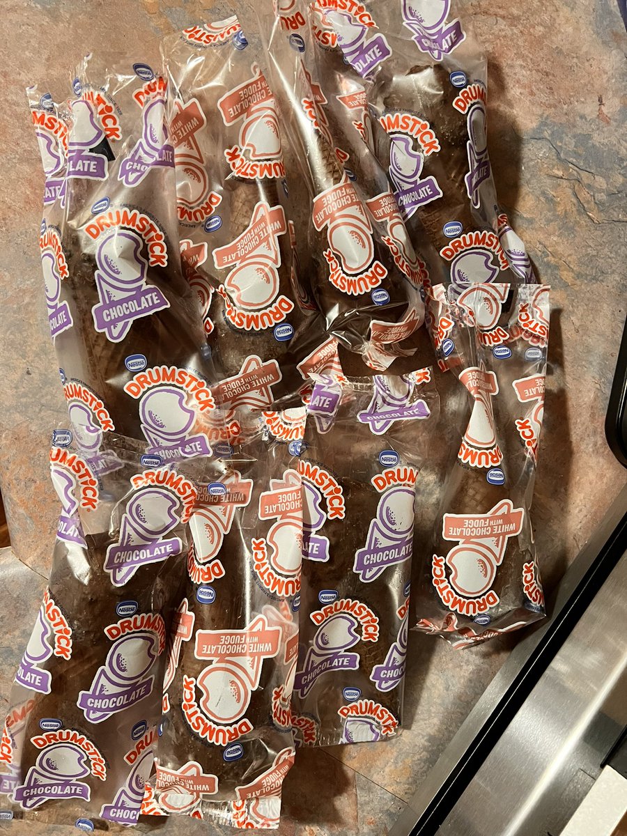 sfol614's tweet photo. I’m super disappointed @Nestle 😢I was super excited for a chocolate and fudge drumstick but there were NONE in my brand new box 😠😠😠 https://t.co/h56y1FYZyz