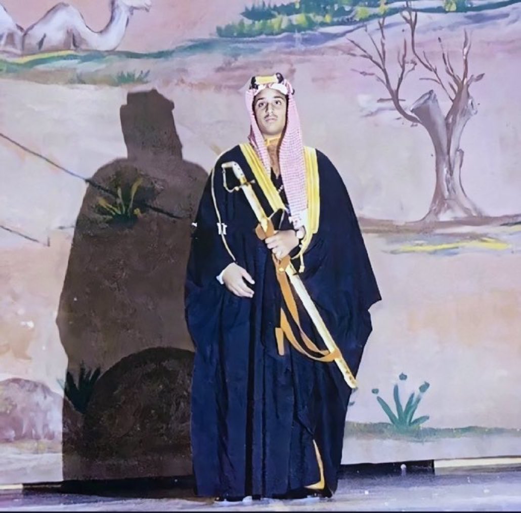 سيدي ولي العهد أطال الله في عمره وهو يؤدي شخصية جده الملك المؤسس عبدالعزيز طيب الله ثراه في عرض مدرسي

snapchat.com/add/hrh.mbs