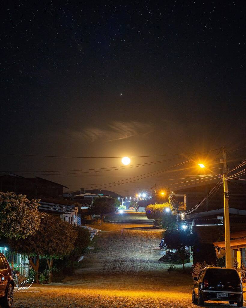 itatira's tweet photo. Uma coisa que eu amo na Lagoa do Mato é a forma como ela foi construída, toda alinhada com a lua e com o sol. Hoje a Lua Cheia nasce bem alinhadinha com a Avenida Zezé Jucá, e havia famílias estavam nas calçadas admirando a beleza dela.

#Itatira #LagoadoMato #LuaCheia #Foto… https://t.co/AVWxPcRSjd