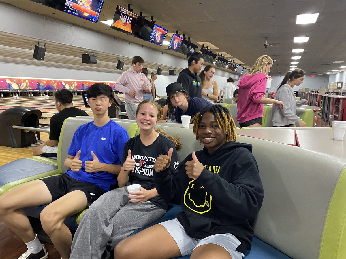 TPS_ResLife's tweet photo. @tps_news Some ResLife juniors and seniors enjoyed a special midnight bowling trip on Saturday night! #TPSResLife https://t.co/xoBCNKv7Yw