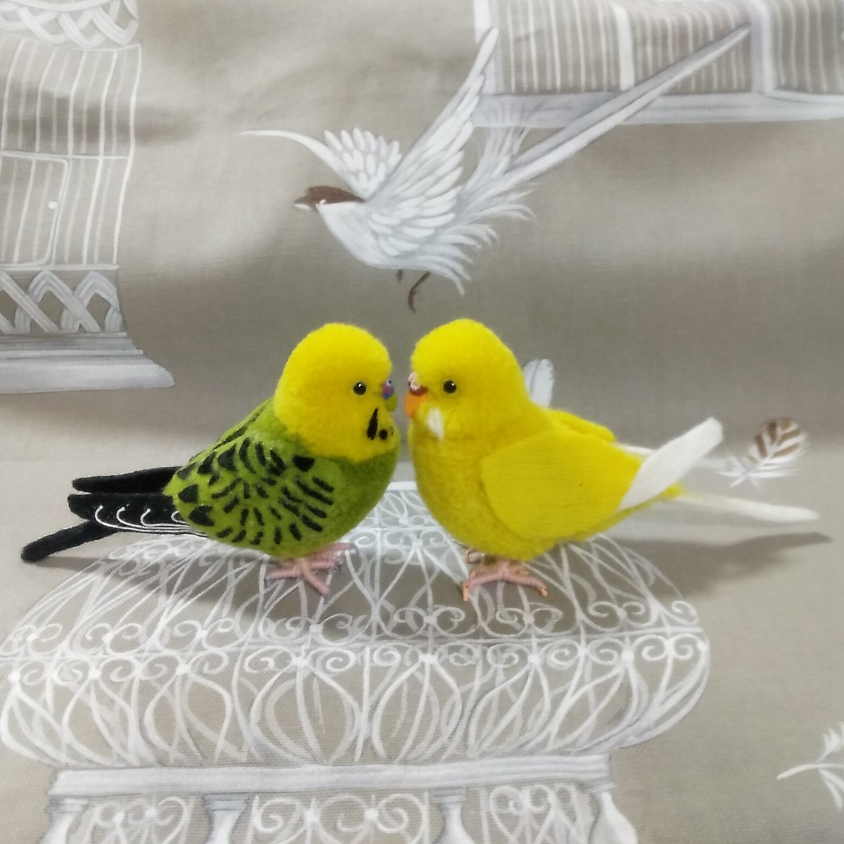 FHideki's tweet photo. ご依頼をいただき、ポンポンアートで製作しました。等倍サイズのセキセイインコちゃんです。掲載いただいた写真を元にお作りしています。 https://t.co/8Z767msYhc