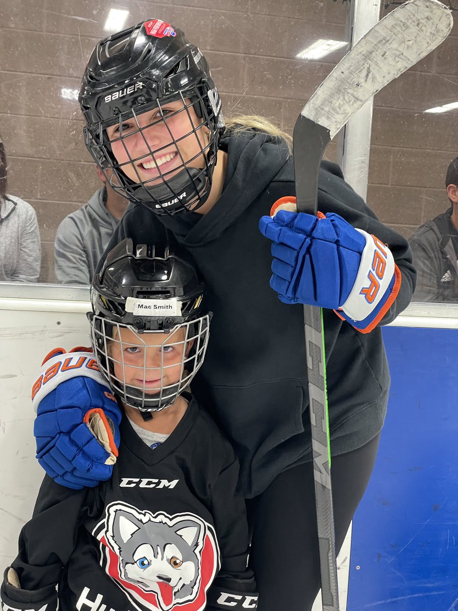 Crush players <a href="/heitkamp_jaci/">Jaci Heitkamp</a> <a href="/kyliesm28278877/">kylie smith</a> Bri M, Liz B, Katelyn B &amp; Maleah T helping out <a href="/HuskyPupsHockey/">HuskyPupsHockey</a>. 
So great to see the high school girls impacting the future generations of hockey players! 
#crushinit #givingbacktothegame #forloveofthegame