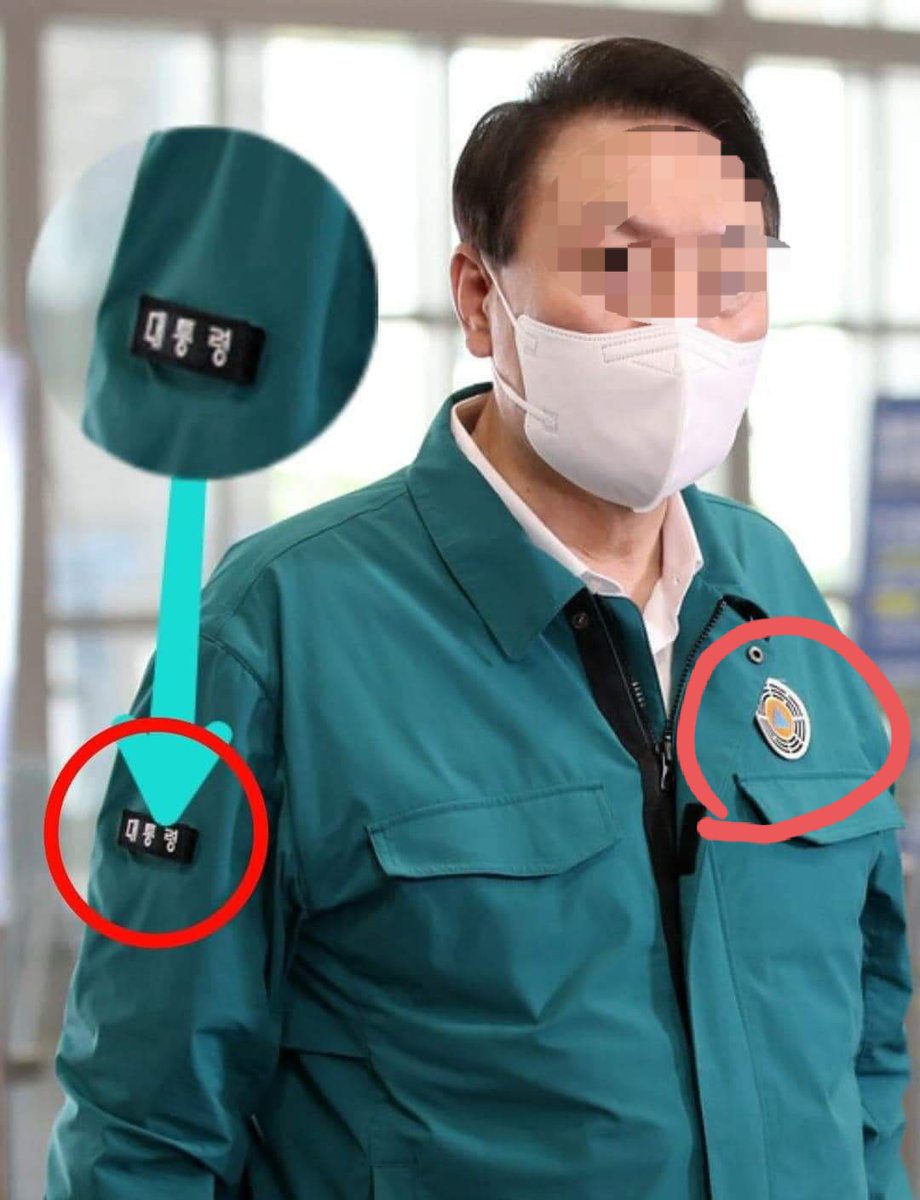 thethesdw's tweet photo. 윤석열의 기행은 어디까지인가?
저게 국제민방위기구(ICDO) 마크라고 또 거짓말하네?
국제기구 마크에 팔괘를 두르는게 상직적으로 말이 되나?
얼마까지 손바닥에 王자 쓰고 다니던 자임. https://t.co/Y7PDuT4l9F