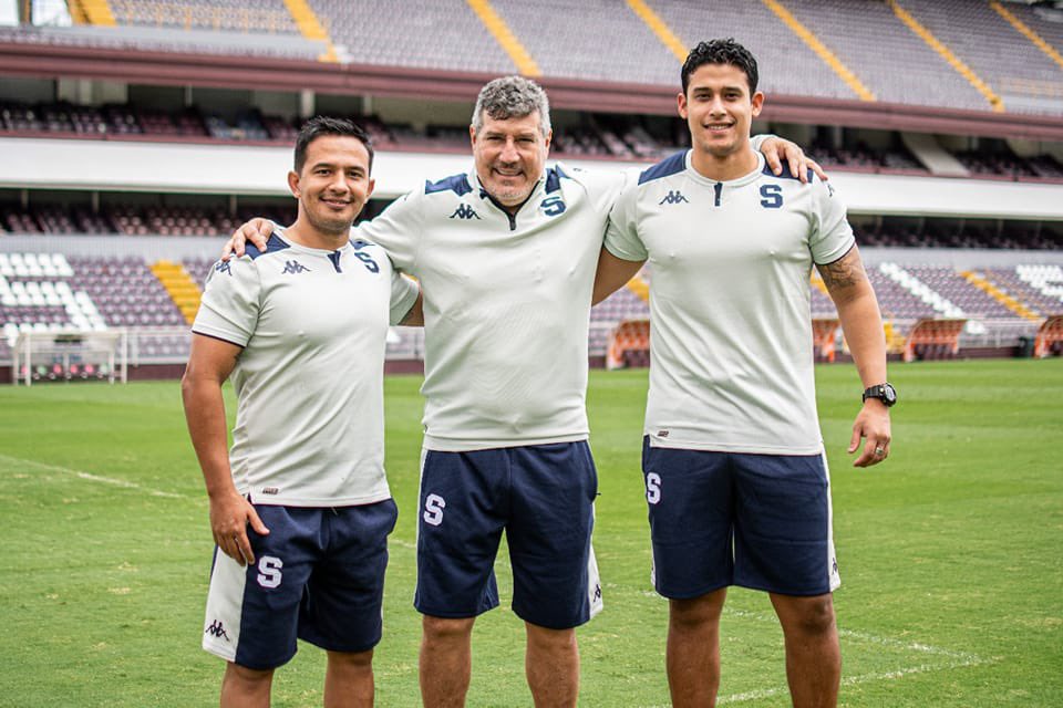 DaniJ_cr's tweet photo. Hay un fichaje en #Saprissa del que se habla muy poco, pero, para mí , ha sido clave. Se trata del preparador físico José Sánchez (izq) El cambio es total. Se basa mucho en la medición individualizada de datos y en el esquema diferenciado 🟣⚪️ https://t.co/FwRojY4MIa