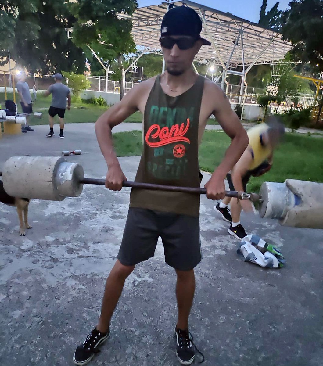 OriGeneS_ReYreX's tweet photo. levantando a berta
la pesa de 50 kilos

#gymtips #fitnesstips #onlinefitnesscoach #gymvideos #tipsfitness #workouttips #ejercicioencasa #homeworkout #homegym #workouthome #gimnasioencasa #gymvirtual #shoulderworkout #shoulderday #hombros #backday #entrenadoronline https://t.co/krvYLRTUPD