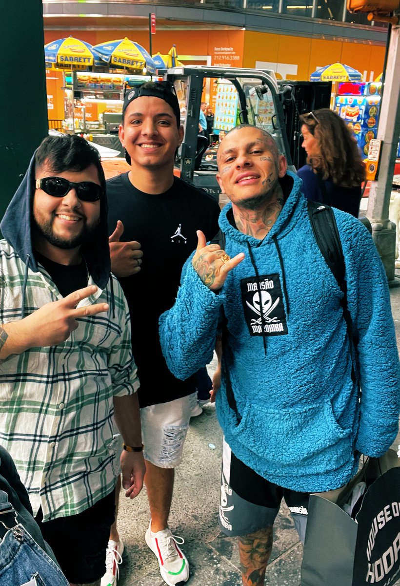Julio_yoshii's tweet photo. Contratei uma chinesa pra achar o @toguromansao na Times Square ( deu certo ) 👌🏾 https://t.co/fuI0cEvhDy
