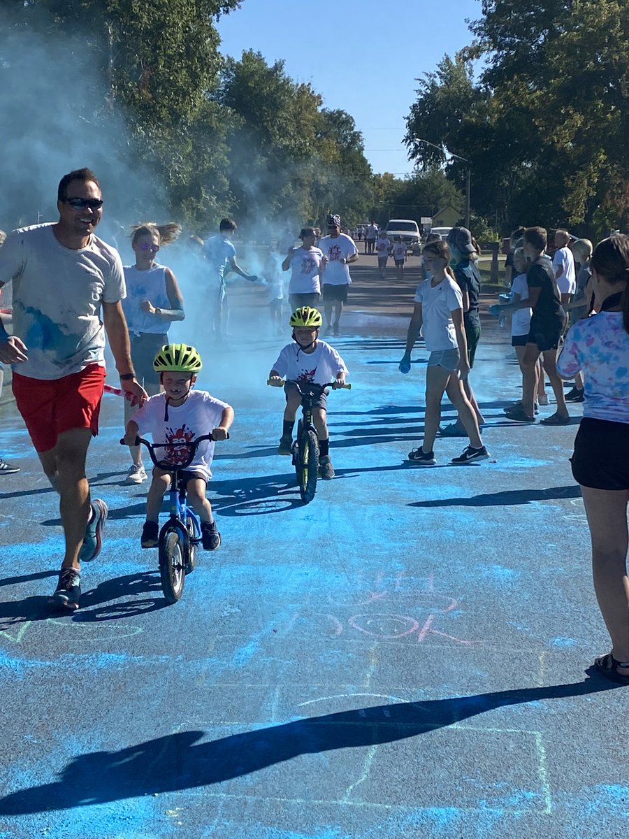 ThompsonCC2's tweet photo. 🌈 💦 What a blast supporting our PTO Color Run! 🤩 Sidewalk chalk+ sprinklers + blue “dust” = a great Sunday afternoon! https://t.co/DSkUDiYygP