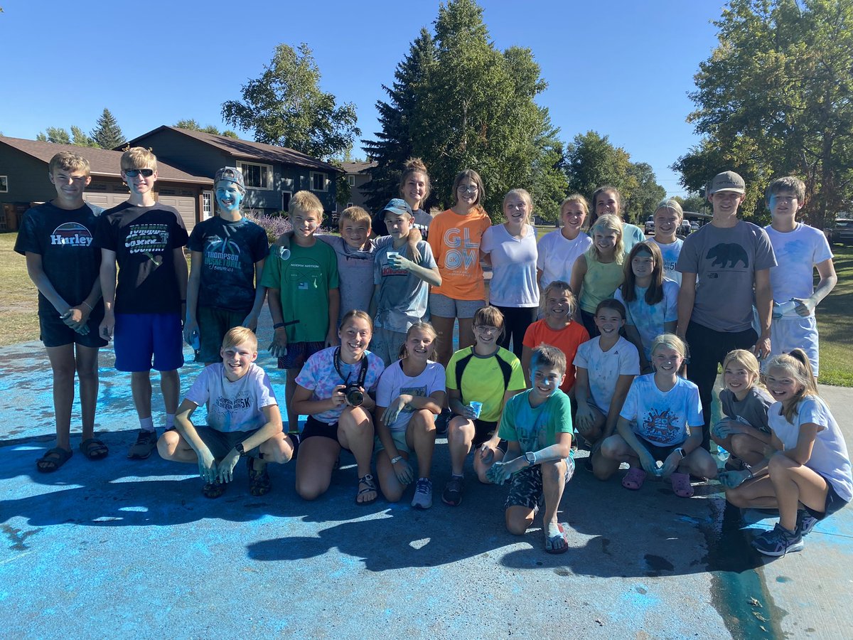 ThompsonCC2's tweet photo. 🌈 💦 What a blast supporting our PTO Color Run! 🤩 Sidewalk chalk+ sprinklers + blue “dust” = a great Sunday afternoon! https://t.co/DSkUDiYygP
