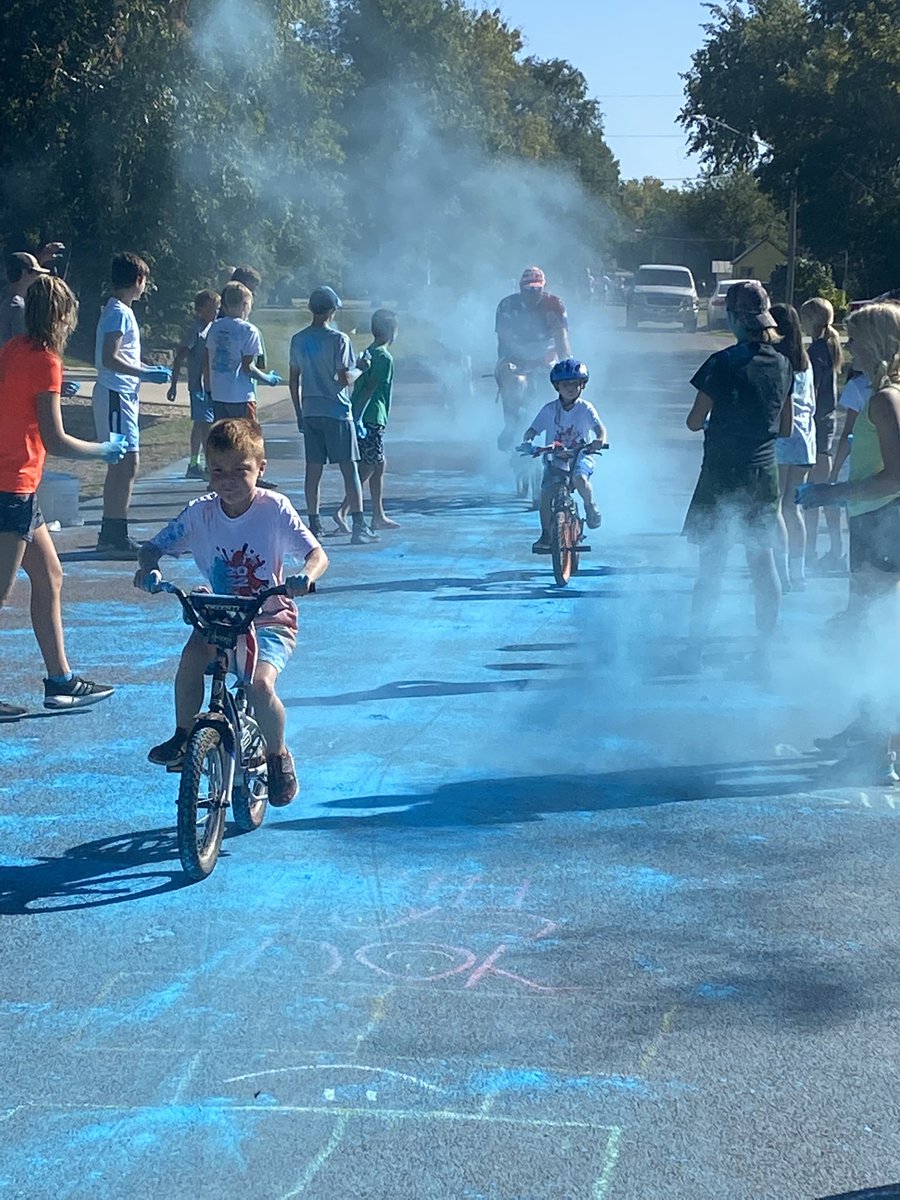 ThompsonCC2's tweet photo. 🌈 💦 What a blast supporting our PTO Color Run! 🤩 Sidewalk chalk+ sprinklers + blue “dust” = a great Sunday afternoon! https://t.co/DSkUDiYygP