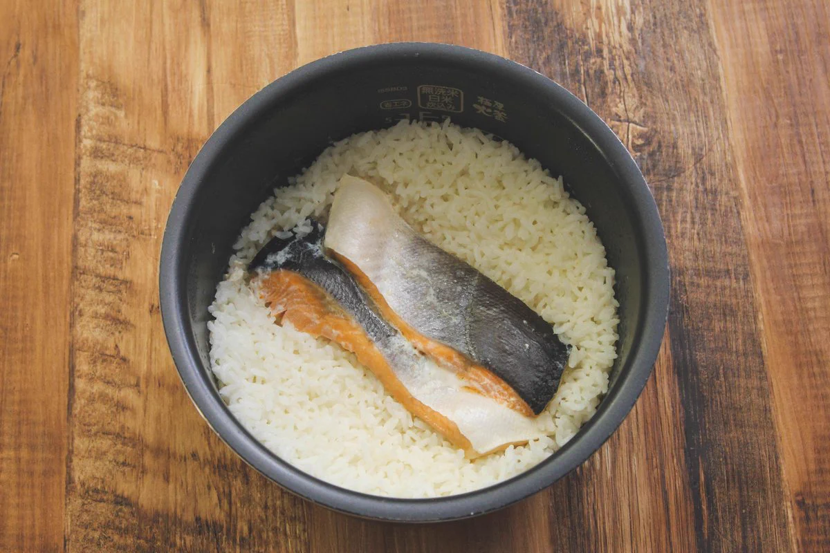 鮭好きさん必見！2合炊いてもすぐに無くなっちゃうという、鮭の炊き込みご飯レシピ！