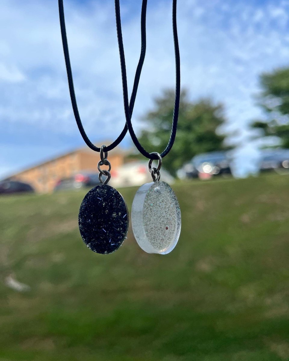GroovySoulsCS's tweet photo. “Day n’ Night” best friend pendents now available!!🌞🌚 
.
.
.
$15 for both pendents. Individual pendents are $10 each. All items have a shipping fee starting at $5💚💜
#bestfriendnecklace #resin #besties #resinjewelry #homemadejewelry #SmallBusiness https://t.co/SEunzMrSaO