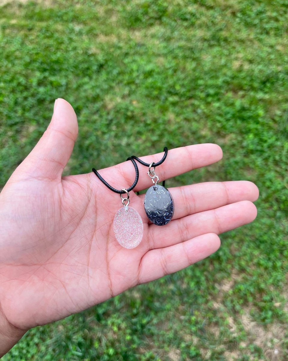 GroovySoulsCS's tweet photo. “Day n’ Night” best friend pendents now available!!🌞🌚 
.
.
.
$15 for both pendents. Individual pendents are $10 each. All items have a shipping fee starting at $5💚💜
#bestfriendnecklace #resin #besties #resinjewelry #homemadejewelry #SmallBusiness https://t.co/SEunzMrSaO