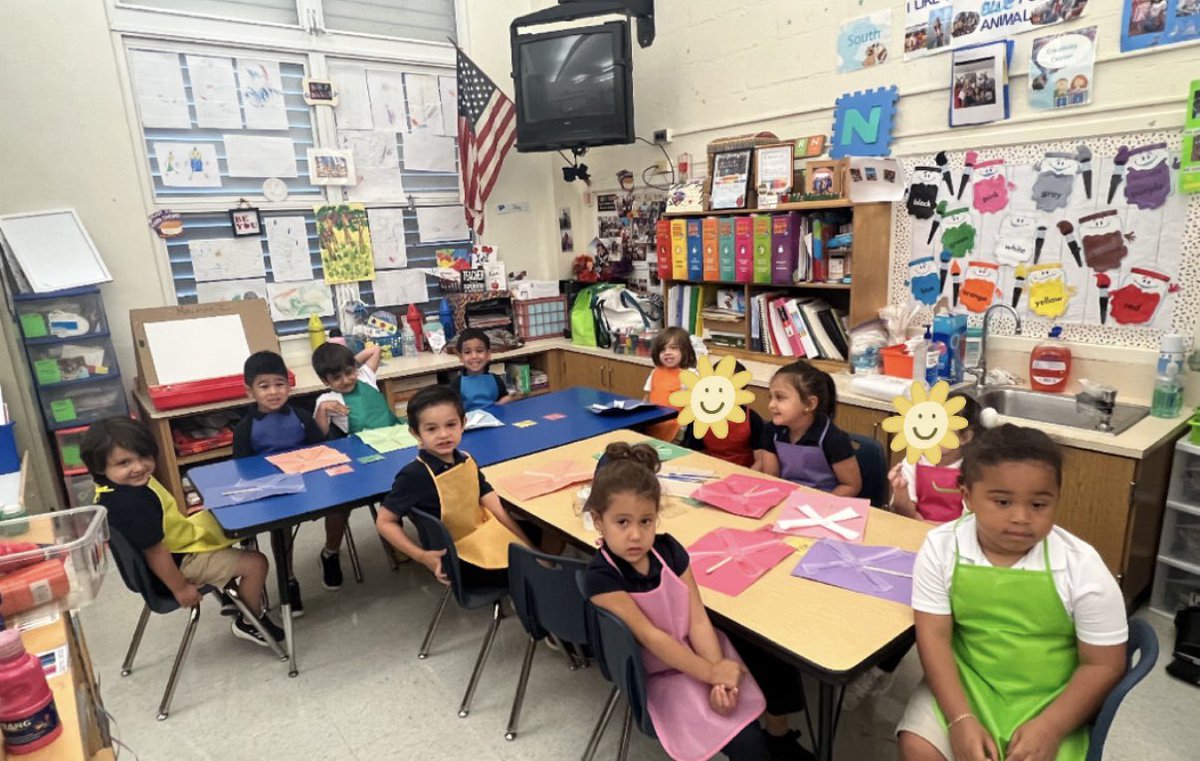 dee12512's tweet photo. Celebrating Grandparent’s Day paining flowers!! #prek #wherelearningbegins @FlagamiSchool https://t.co/XZO7QWUOGy