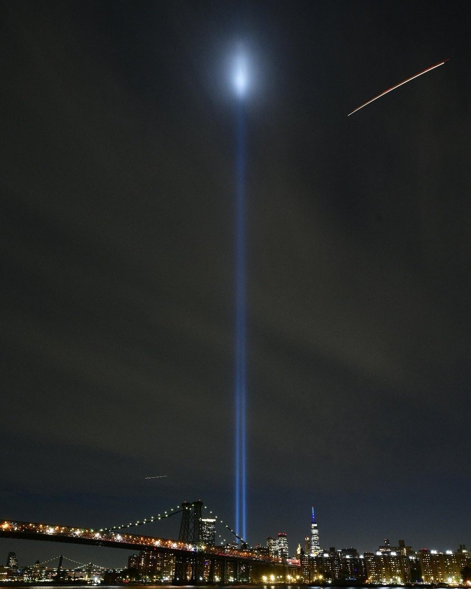 FDNY's tweet photo. The Tribute in Light shines for all innocent lives taken on September 11, 2001 #NeverForget https://t.co/SJuIYbD9hR