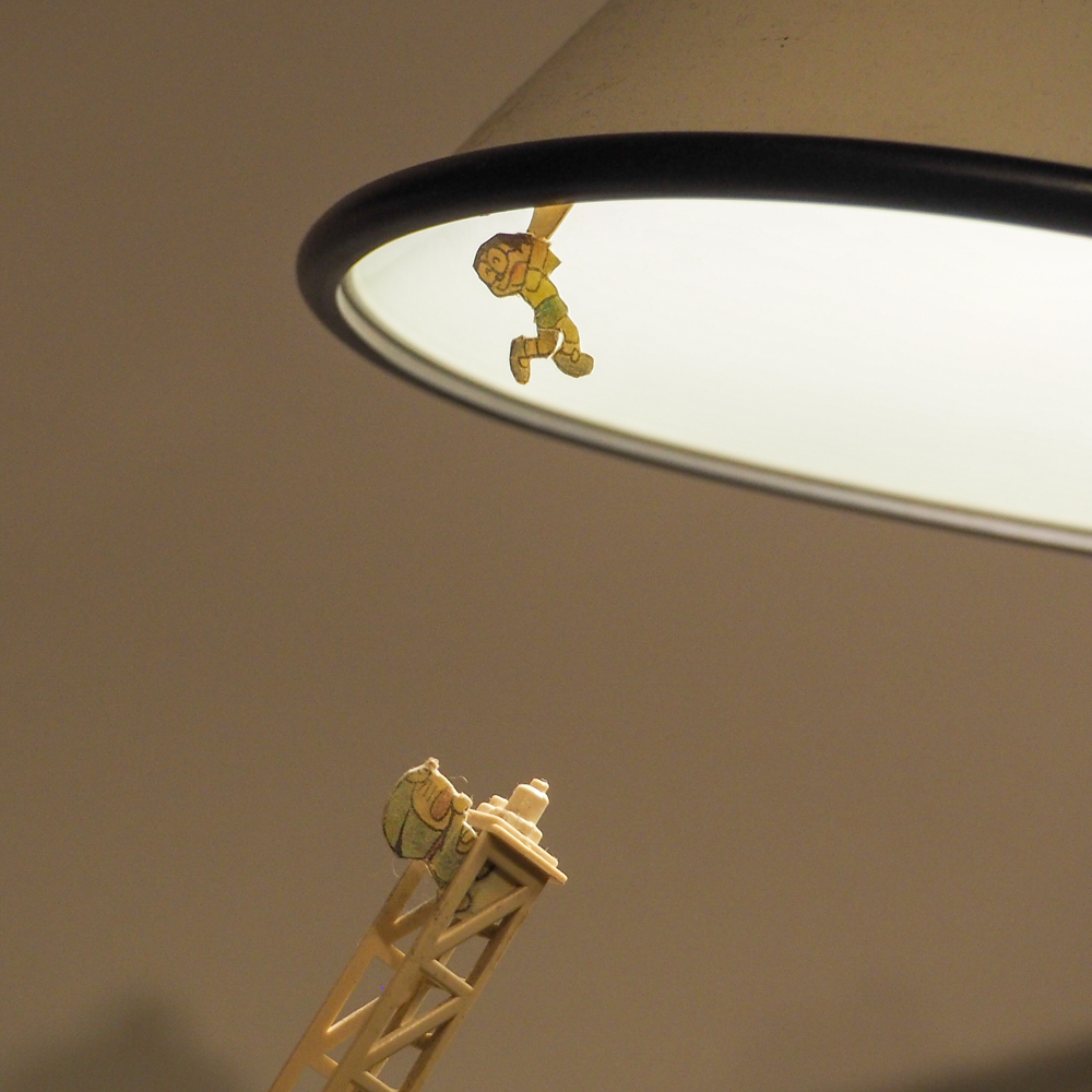 ミュージアムの展示エリアにある 先生の部屋 には F先生が愛用していた仕事机を展示しています 落ちそうになるのび太くんをドラえもんが助けようとする姿が とっても小さいですが 先生の部屋 で見つけることができるので よ く探してみてくださいね 川崎区