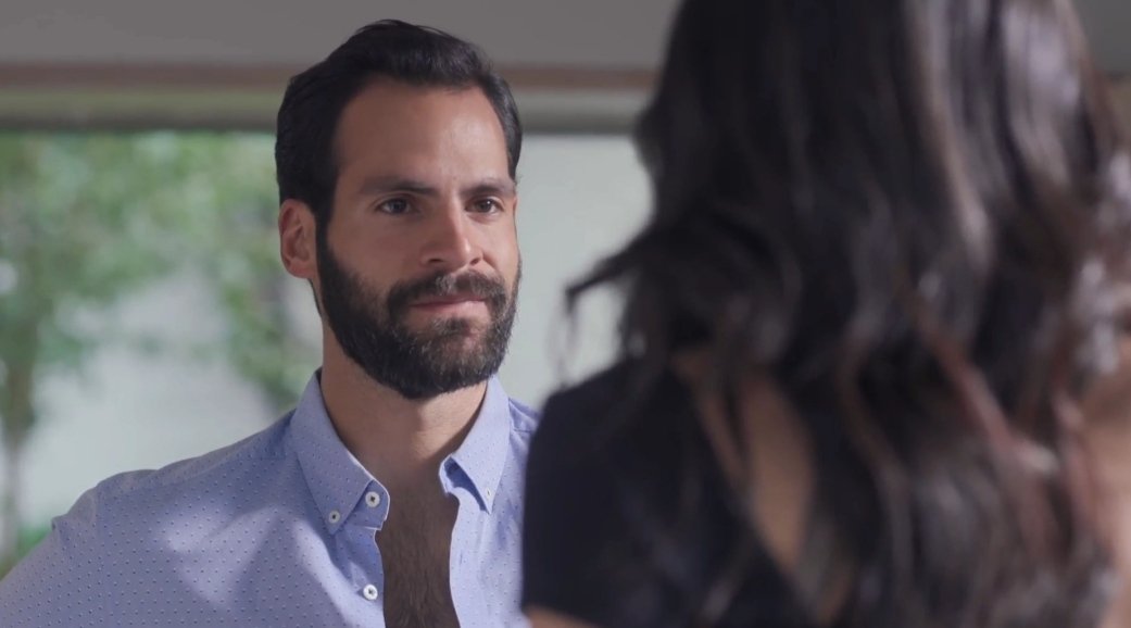 Evlyn48580360's tweet photo. #DondeHuboFuego 
Las caritas que hace Luis son las mejores. Es tan cínico pero tan guapo también 🙈😍🔥

@ElCayetano https://t.co/XtH2zY7mdn