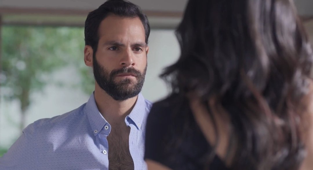 Evlyn48580360's tweet photo. #DondeHuboFuego 
Las caritas que hace Luis son las mejores. Es tan cínico pero tan guapo también 🙈😍🔥

@ElCayetano https://t.co/XtH2zY7mdn