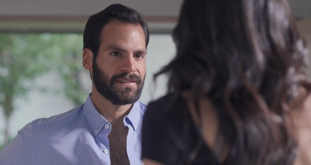 Evlyn48580360's tweet photo. #DondeHuboFuego 
Las caritas que hace Luis son las mejores. Es tan cínico pero tan guapo también 🙈😍🔥

@ElCayetano https://t.co/XtH2zY7mdn