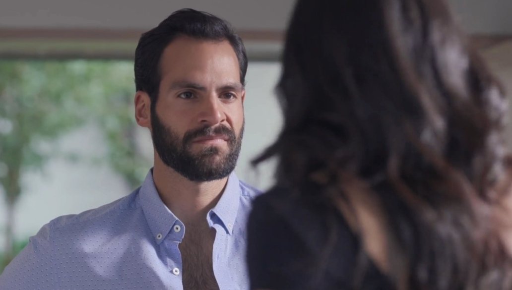 Evlyn48580360's tweet photo. #DondeHuboFuego 
Las caritas que hace Luis son las mejores. Es tan cínico pero tan guapo también 🙈😍🔥

@ElCayetano https://t.co/XtH2zY7mdn